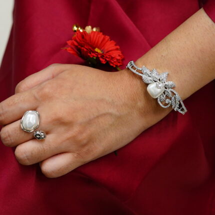 Graceful Pearl-Detailing Bracelet – A Touch of Classic Charm